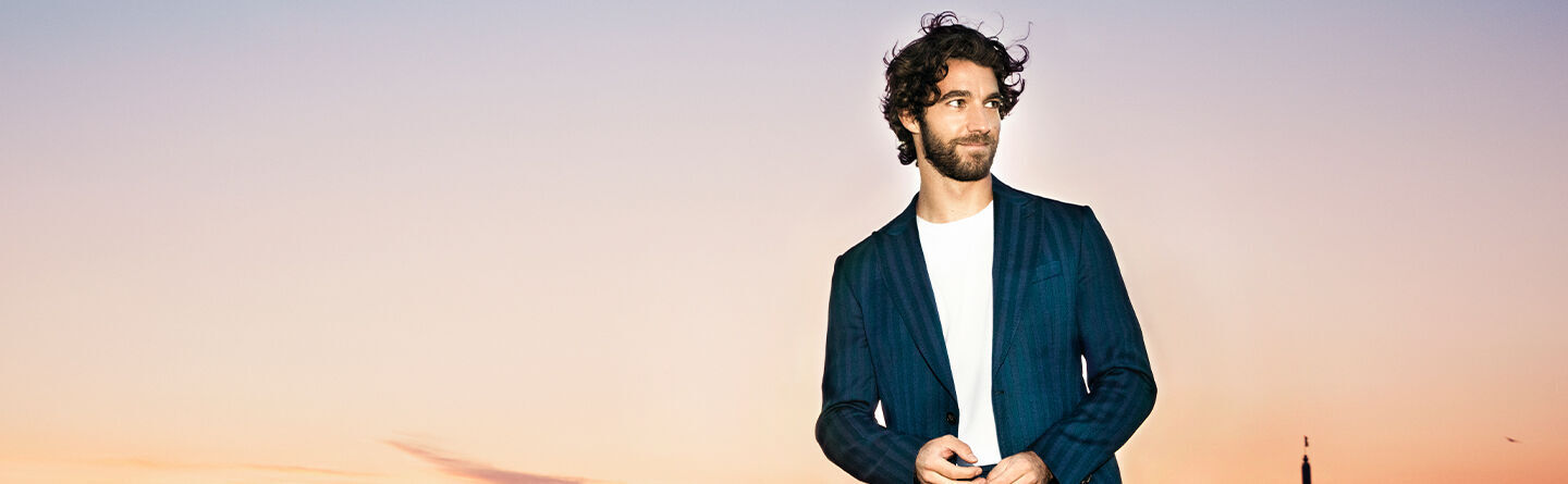 /Magazine/2022/August/Lorenzo-Viotti_Header 1440x445.jpg